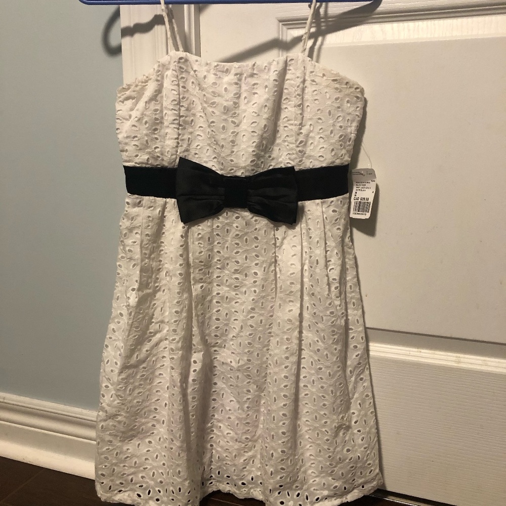 WHITE DRESS WITH BOW